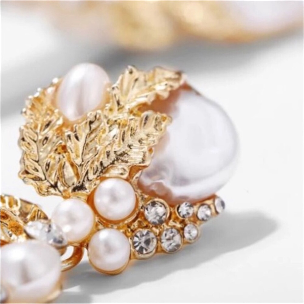 Statement crystal & pearl gold dangle earrings NWT